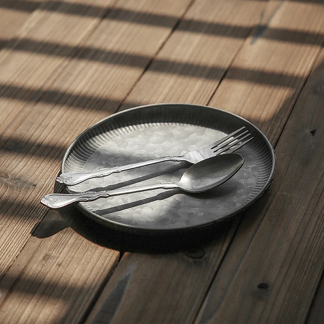 내구성 있는 철재와 레트로 스타일의 매력이 어우러진 다목적 트레이