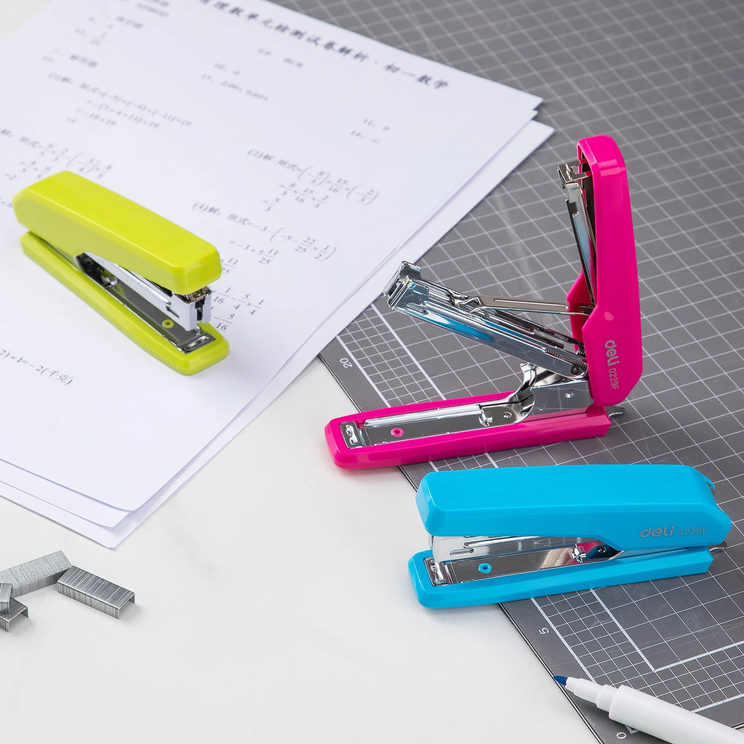 Deli Colorful Mini Stapler NO.10 Metal Effortless Fashion Staplers With Portable Compact Kawaii Stationery Shool Office Supplies