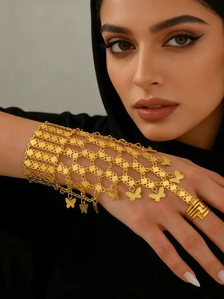 Goldenes Vintage Ethno-Armband, Glänzender Hohler Schmetterlingsanhänger, Funkelndes Accessoire für Tanzaufführungen und Feiertagsfeiern – Detail 3