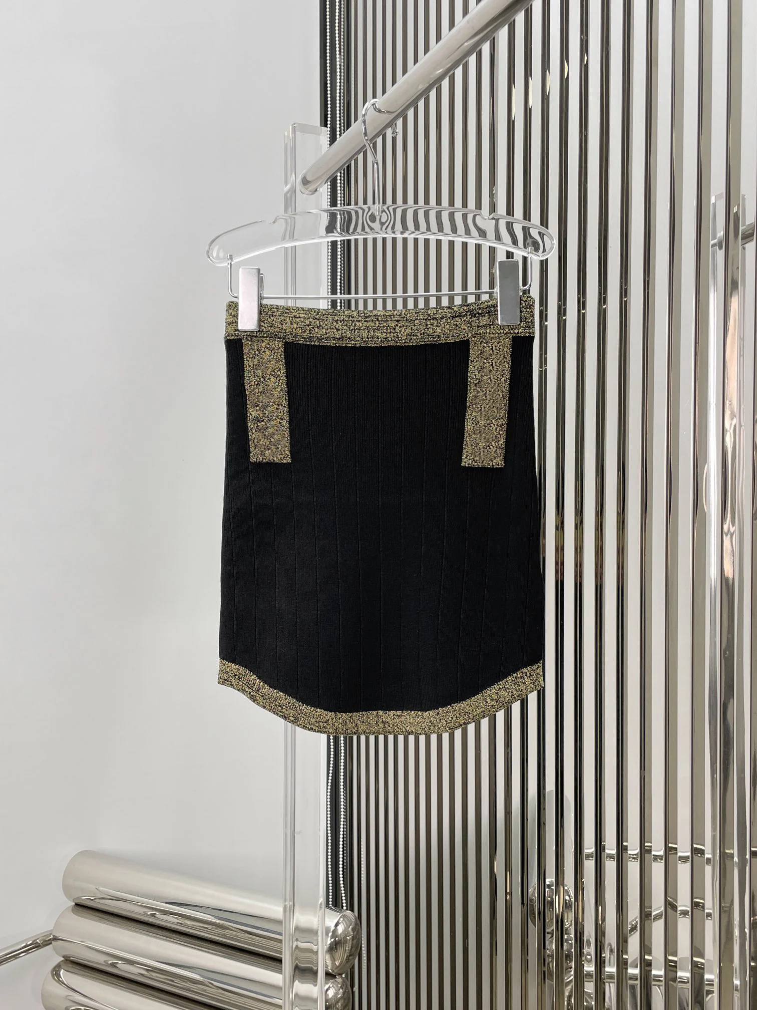 

202323 Early spring new black and gold series bump color gold line double row retro gold buckle bag hip knitted half skirt
