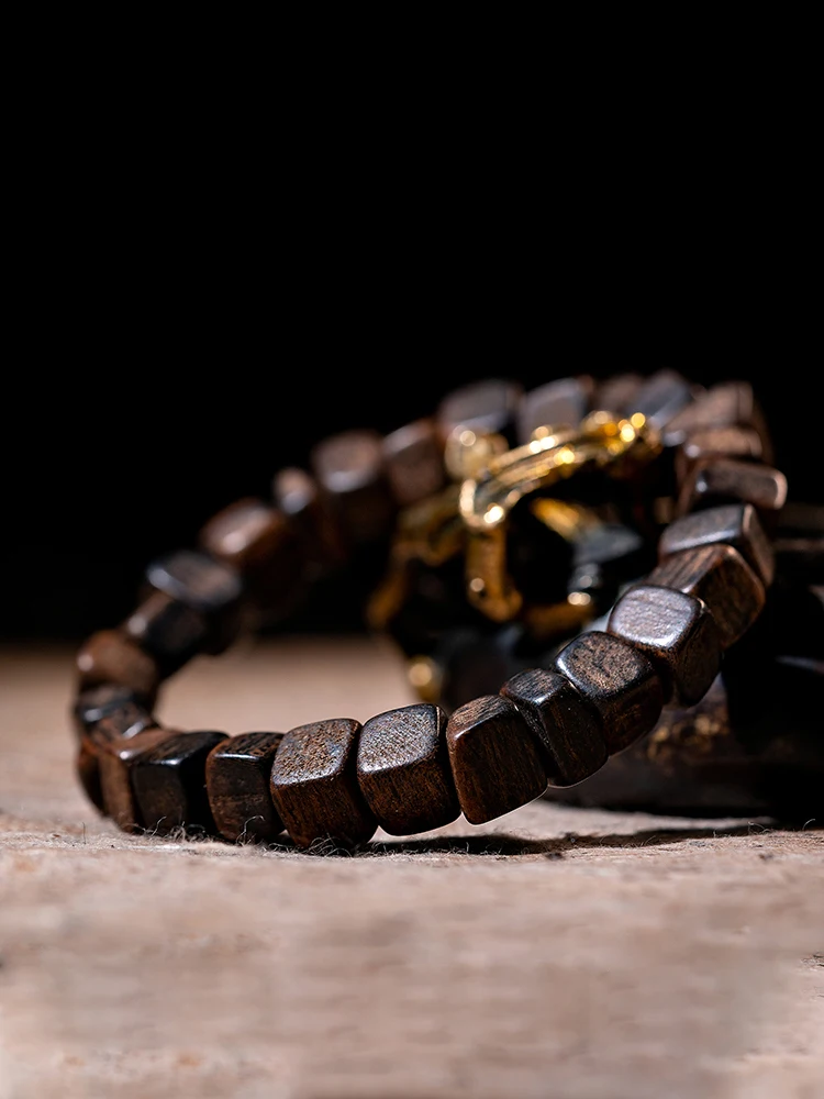 

Natural Indonesian Kalimantan Agarwood Buddha Beads Fidelity Old Material Agarwood Bracelet For Men Wooden Bracelet With Shape