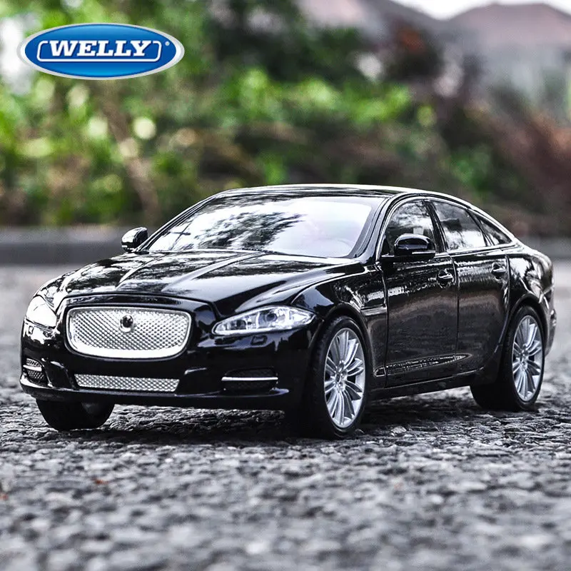 Welly 1:24 2010 Jaguar XJ Alloy Car Model Simulation Car