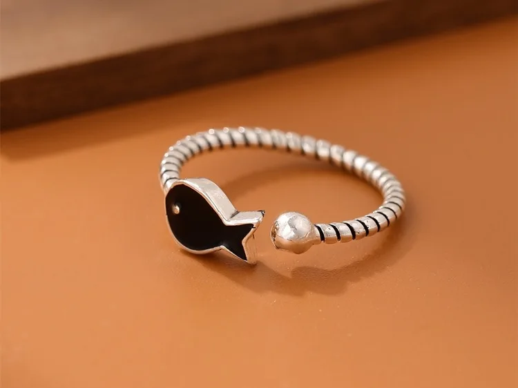 Neue kreative niedliche Tier exquisite 925 Sterling Silber Modeschmuck schwarz Epoxy Fisch Twist Öffnung Ringe R277 – Detail 2