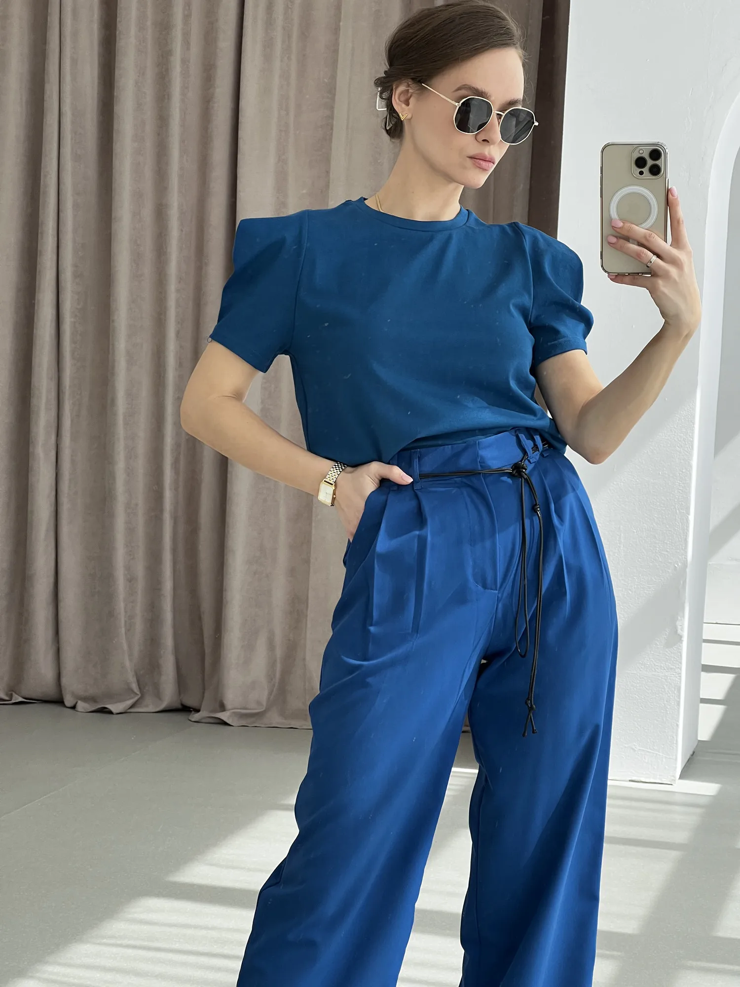 

Летняя новая дизайнерская футболка с коротким рукавом в Корейском стиле женский свободный топ с круглым вырезом и пышными рукавами