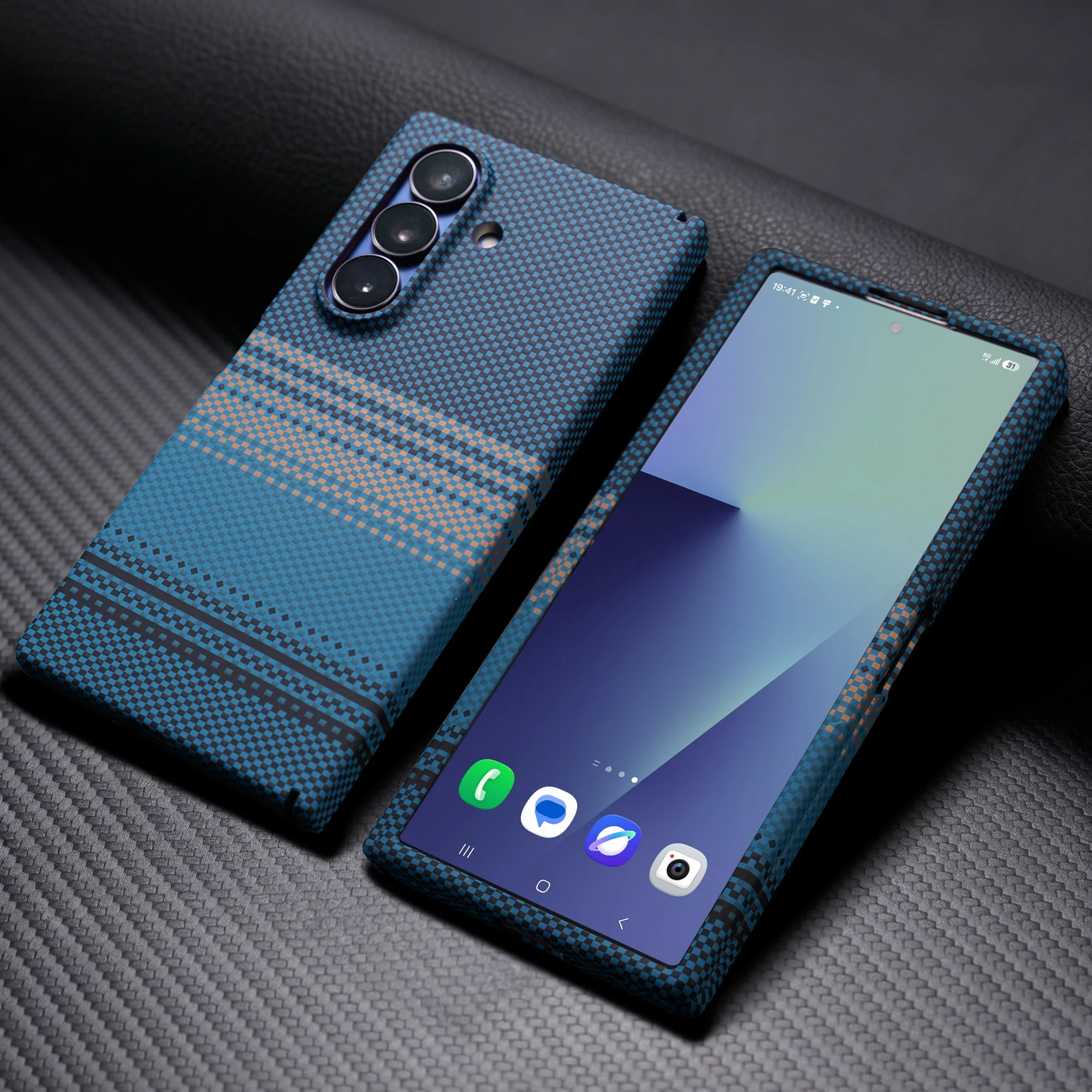 جراب Galaxy Z Fold كيفلار بنقشة ألياف الكربون — مفصلة مغناطيسية وحماية زجاجية للشاشة