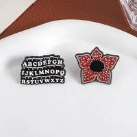 Broche en émail série TV américaine horreur science-fiction, fleurs de cannibale rouge, lumières de noël, broches de tasse, Badge à revers, bijoux cadeaux 4