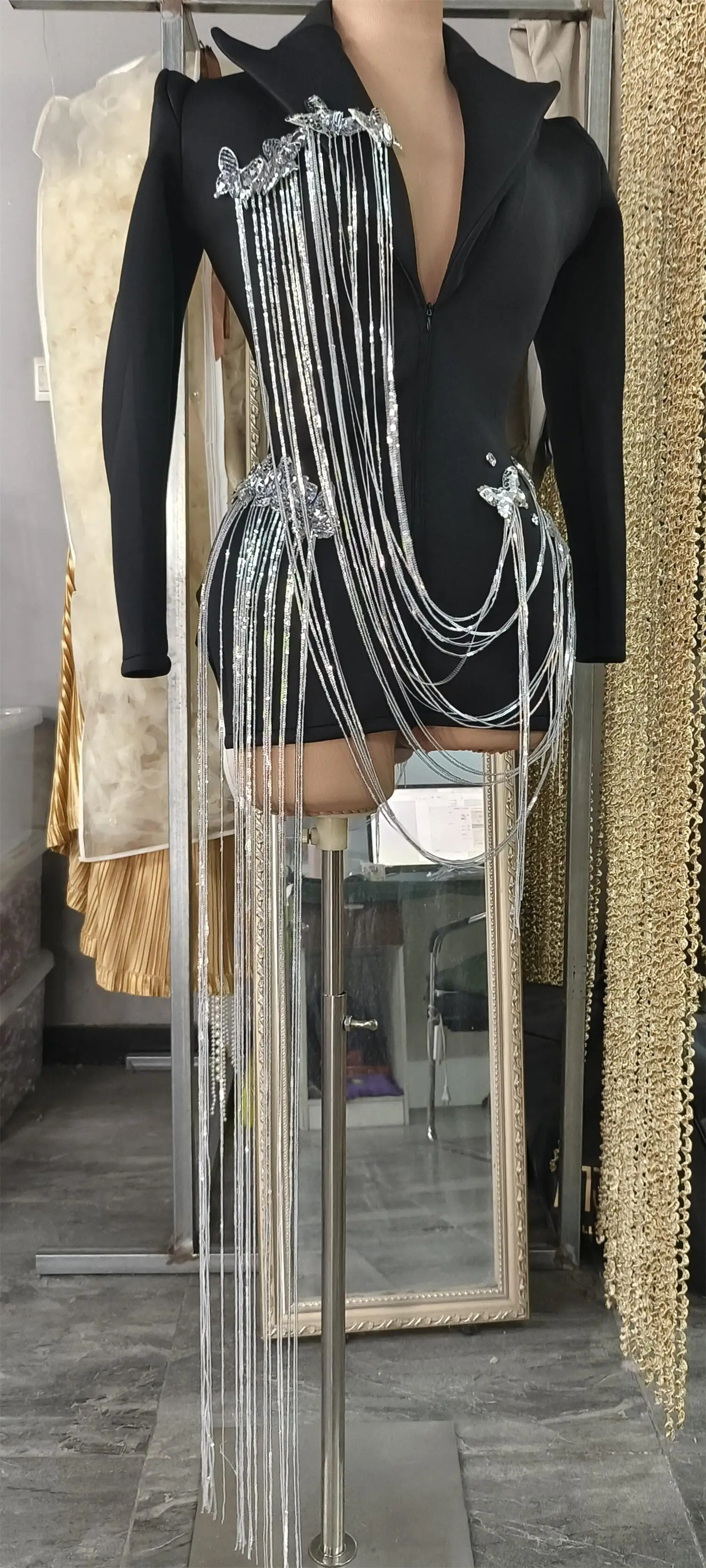 Рисунок 3 - Модная блестящая куртка с бабочкой и кисточками