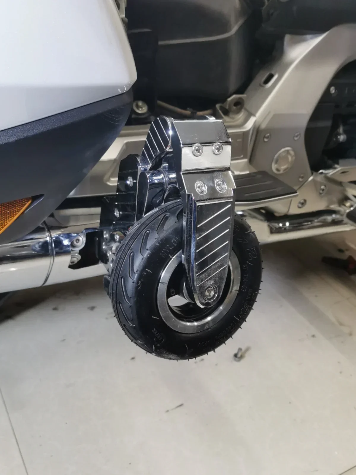 Modified motorcycle g*lden wing auxiliary wheel Indi*n B*W R18 K16 parking start stop rack 5