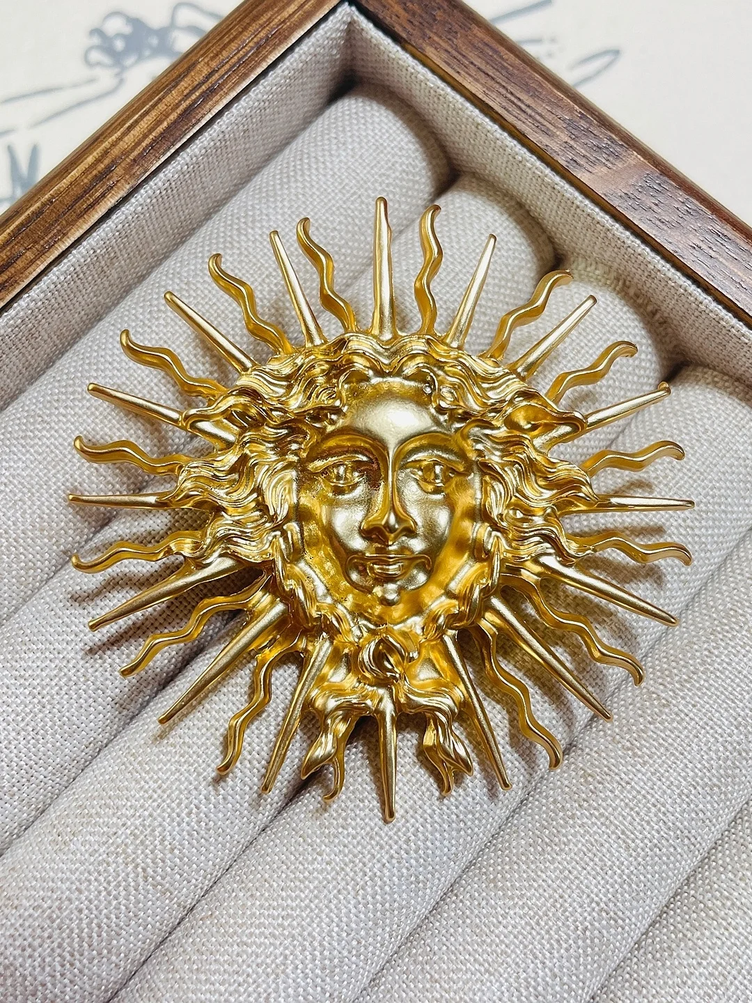 Sun Godd Brooch Pin Retro Plating Matte  Gold Alloy Mid-Century Exaggerated Pin for Clothing Decoration Faion Jewelry