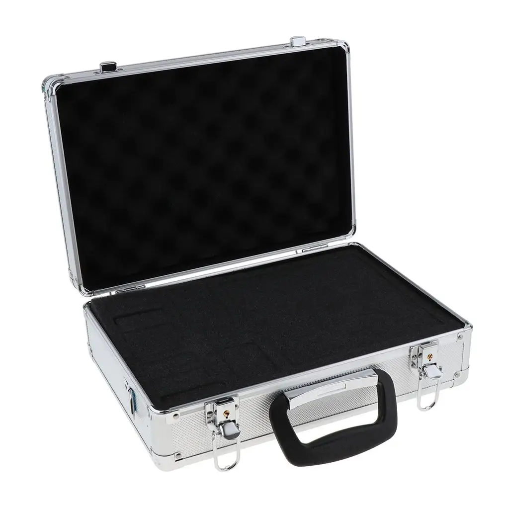 Mallette aluminium pour émetteur RC posée sur fond neutre, compatible JR, Futaba, Flysky.