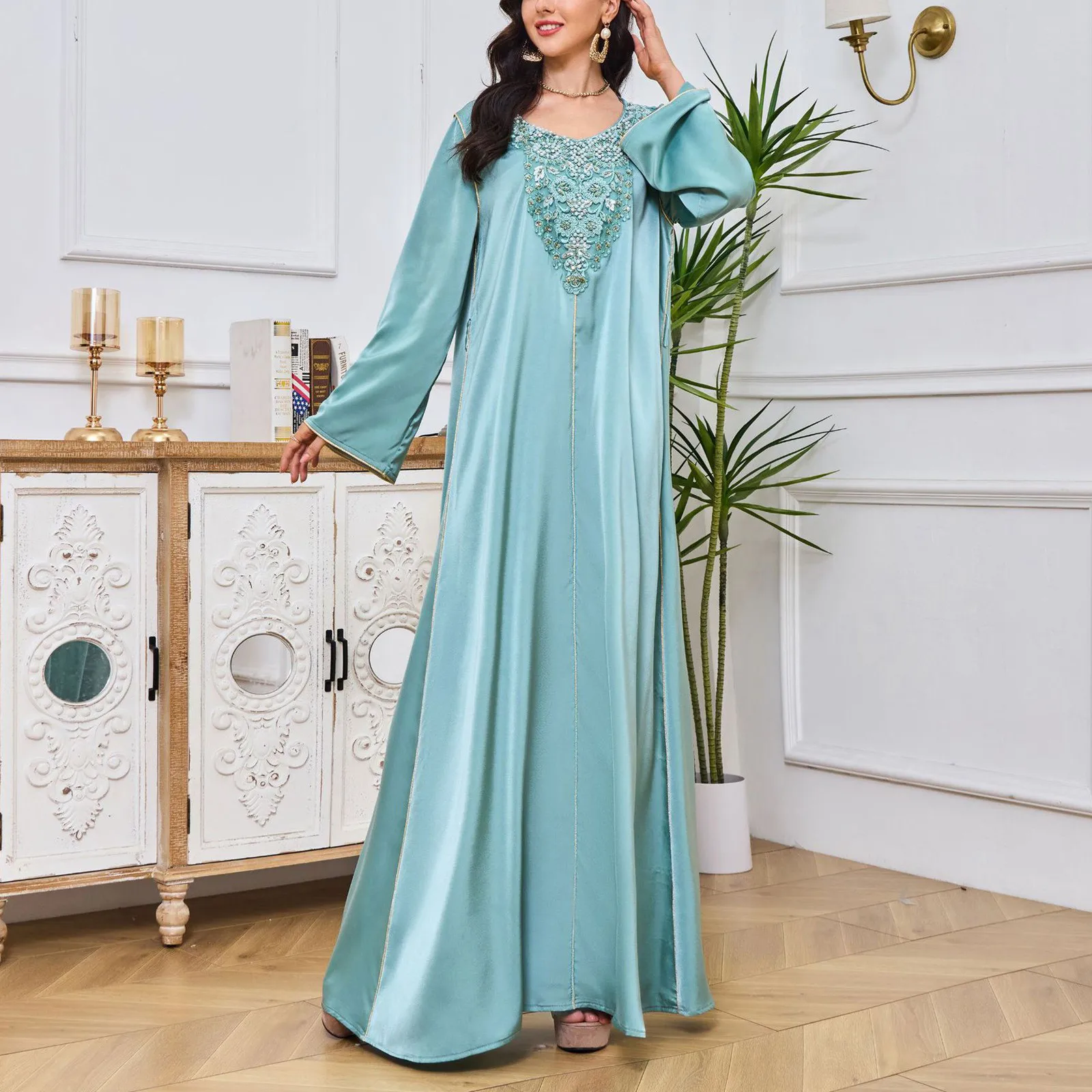 

2024 Dubai Abaya Fashion Chic Ethnic Embroidery Diamonds Full Sleeve Crew Neck Sashes Elegant Caftan For Women Saudi Arabia