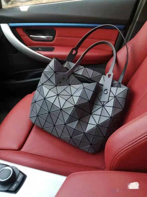 Lote 220 gris mate. Miyake Lifestyle BAOBAO Rock Bag, uno de los raros estilos de cremallera de Miyake. enteramente hecho de materiales originales japoneses_voghion.com