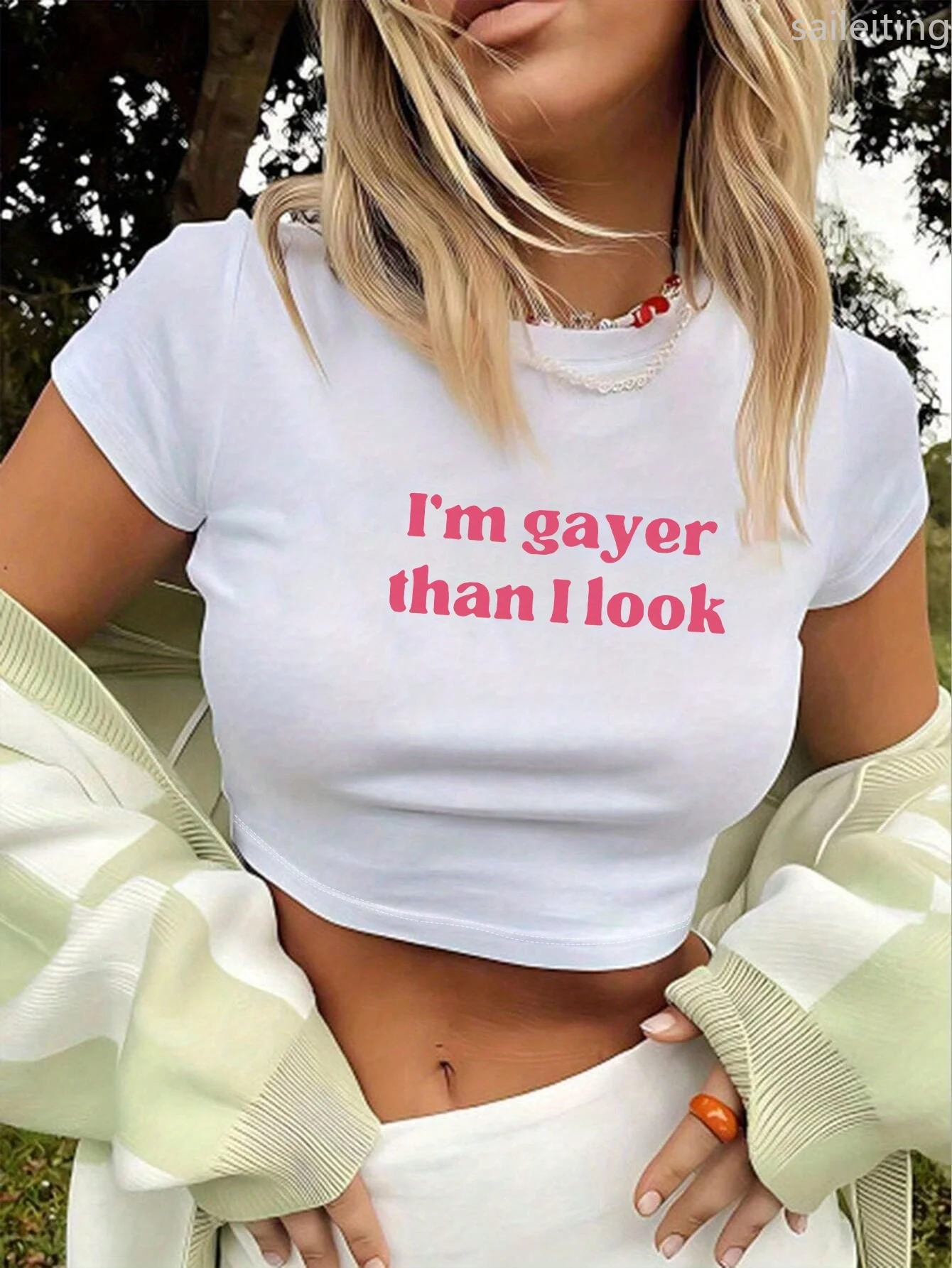 Damen Crop Top T-Shirt – „I'm Gayer Than I Look“ Grafik Weiß Kurzarm T-Shirt Lässige Sommerkleidung Ästhetische Kleidung