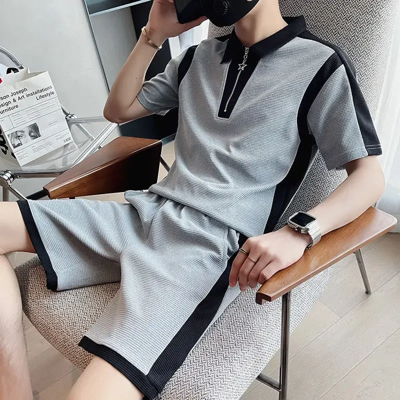 thumbnail image 1 of Conjunto de camiseta y pantalones cortos tipo polo para hombre, estilo coreano, sudadera elástica de alta calidad, ropa holgada a juego para hombre, 1 of 4