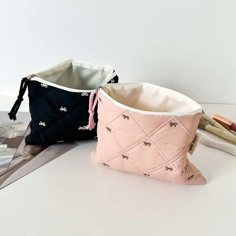 Gesteppte Kosmetiktasche mit bestickter Schleife, großes Fassungsvermögen, multifunktionales Etui für Schreibwaren und Stifte – Detail 5