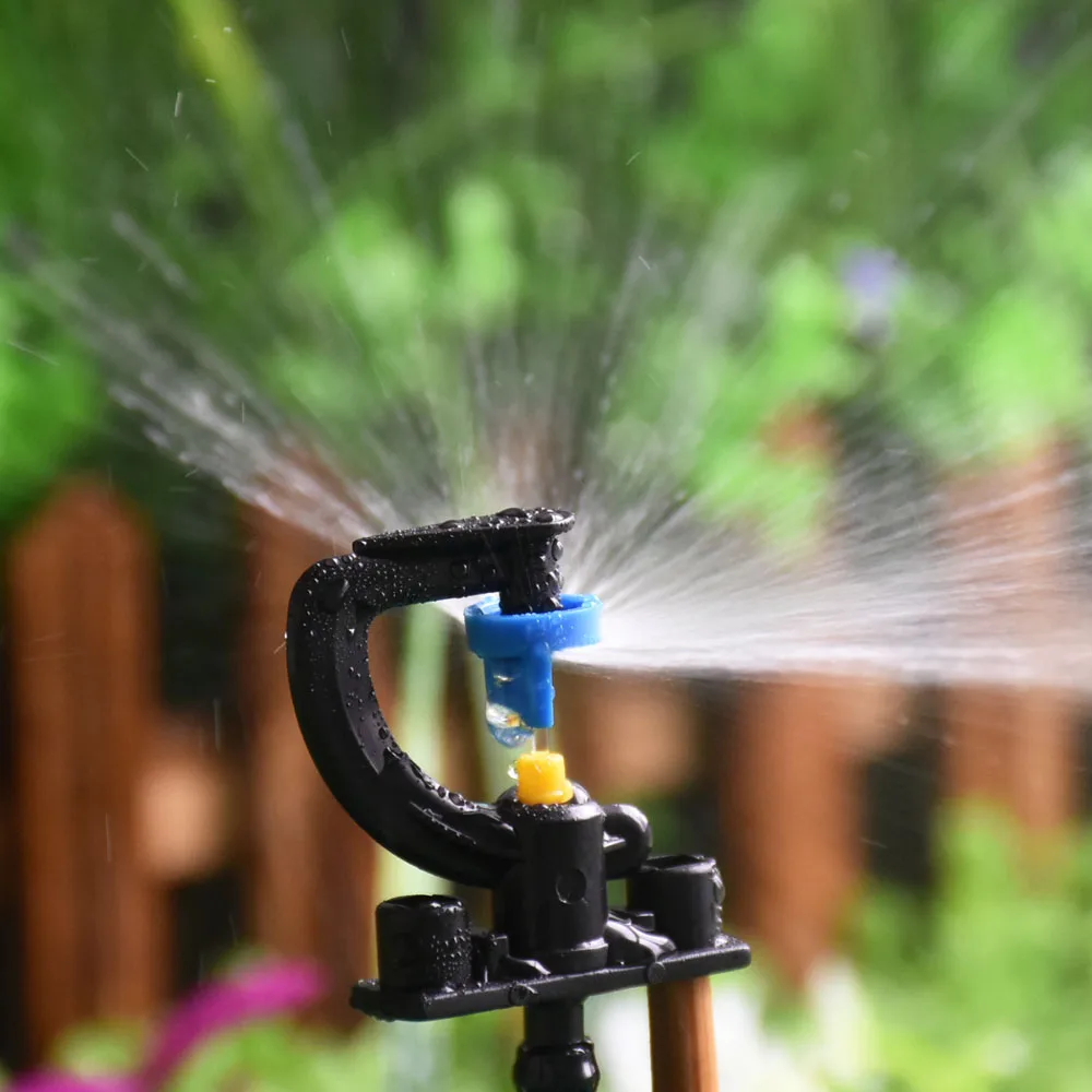 Un Irrigatore a Spruzzo Di Acqua Irriga Il Prato Verde. Sistema Di