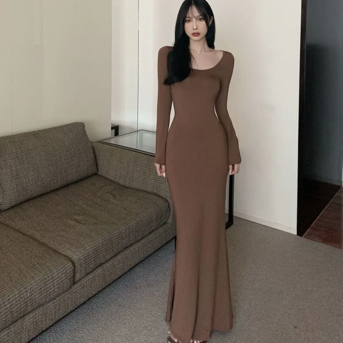 

Женское демисезонное платье с длинным рукавом и глубоким вырезом