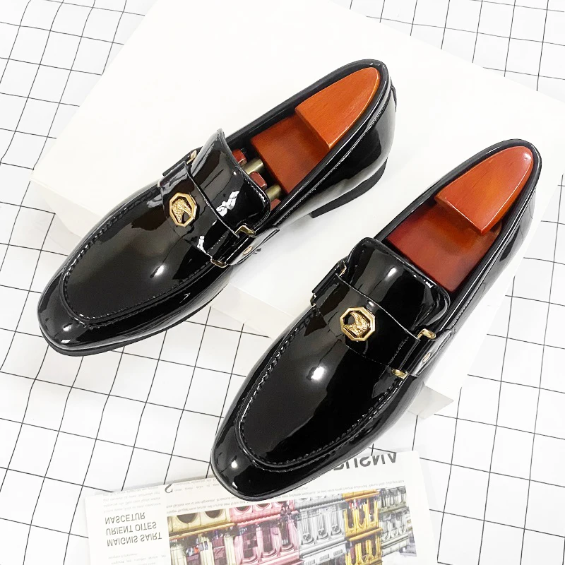 New Fashion Black Glossy Patent Leather Brogues Shoes For Men Loafers Wedding Dress Prom Formal Footwear Zapatos Hombre