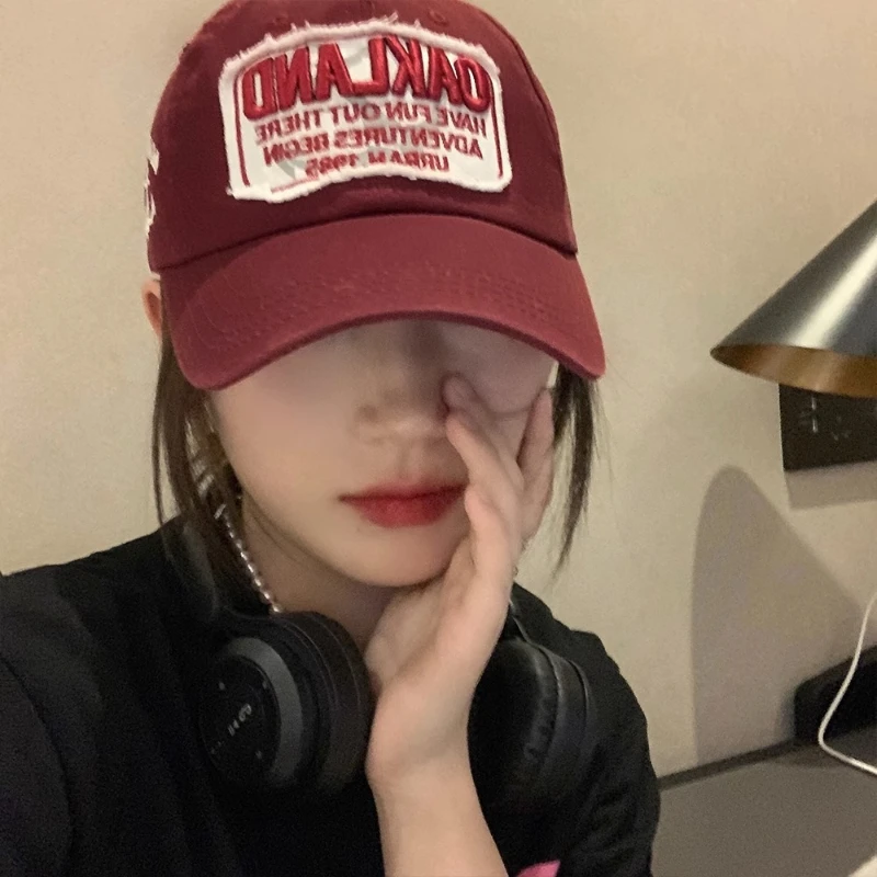 빈티지 레드 여성용 야구 모자 - 딥 크라운 와이드 브림 레터 자수 얼굴 슬리밍 조절 가능한 스냅백 모자 (큰 머리용)