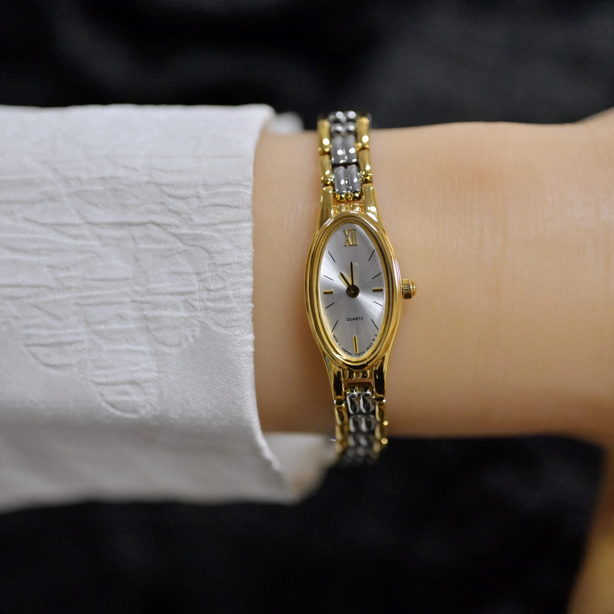 2025 ساعة نسائية فاخرة بتصميم عتيق مقاومة للماء وخ...