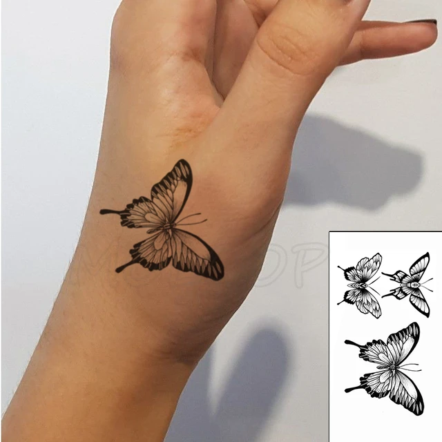 tatuagem de borboleta na mão feminina