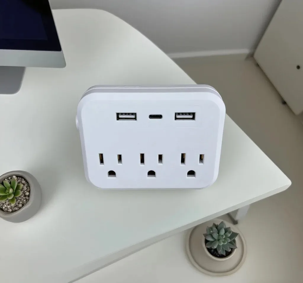 Weiße Steckdosenleiste 6-in-1, tragbarer Überspannungsschutz für Reisen in die USA, 3 Steckdosen, 2 USB-Anschlüsse, 1 Typ-C-Ladegerät – Detail 1