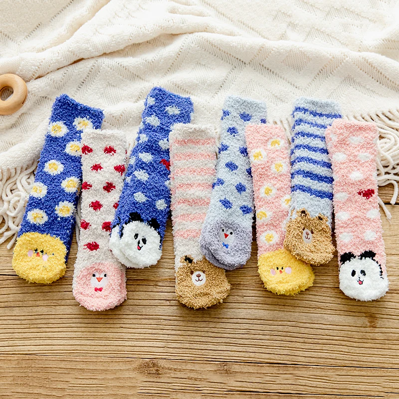 

Детские зимние Утепленные носки для девочек из кораллового бархата с мультяшным рисунком теплые модные детские носки с милым медведем и вышивкой
