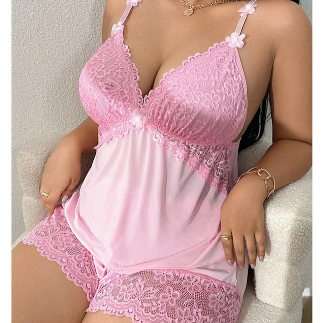 Ensemble de vêtements de nuit en satin avec bordure en dentelle, col en V profond, design à bretelles, confortable et sensuel pour les grandes tailles.