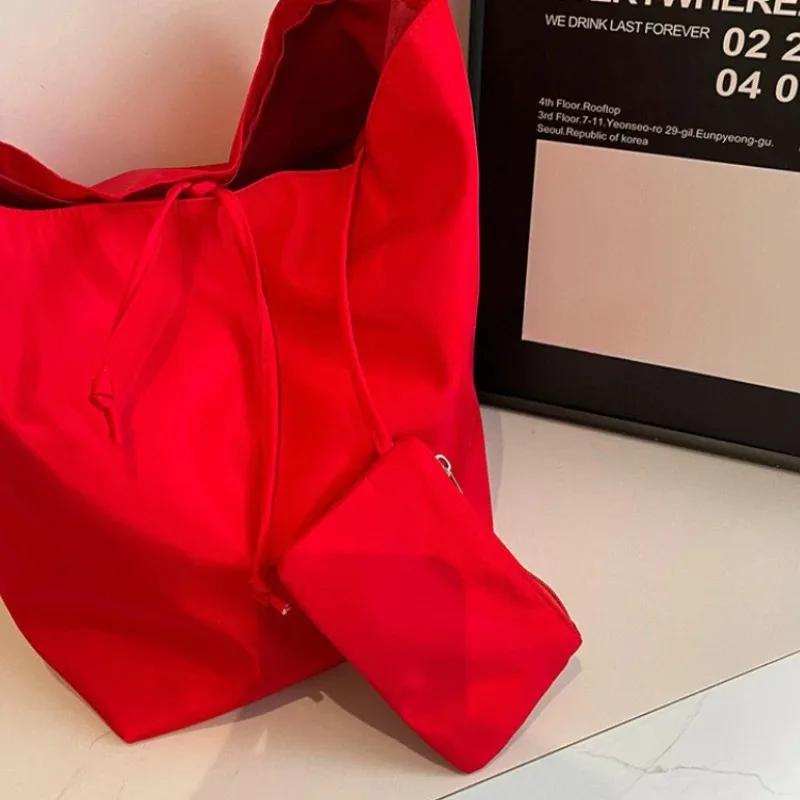 Nuova Borsa a Tracolla da Donna in Nylon di Grande Capacità, Stile Minimalista e Casual, Shopper Vintage con Chiusura a Coulisse e Fibbia - immagine 4