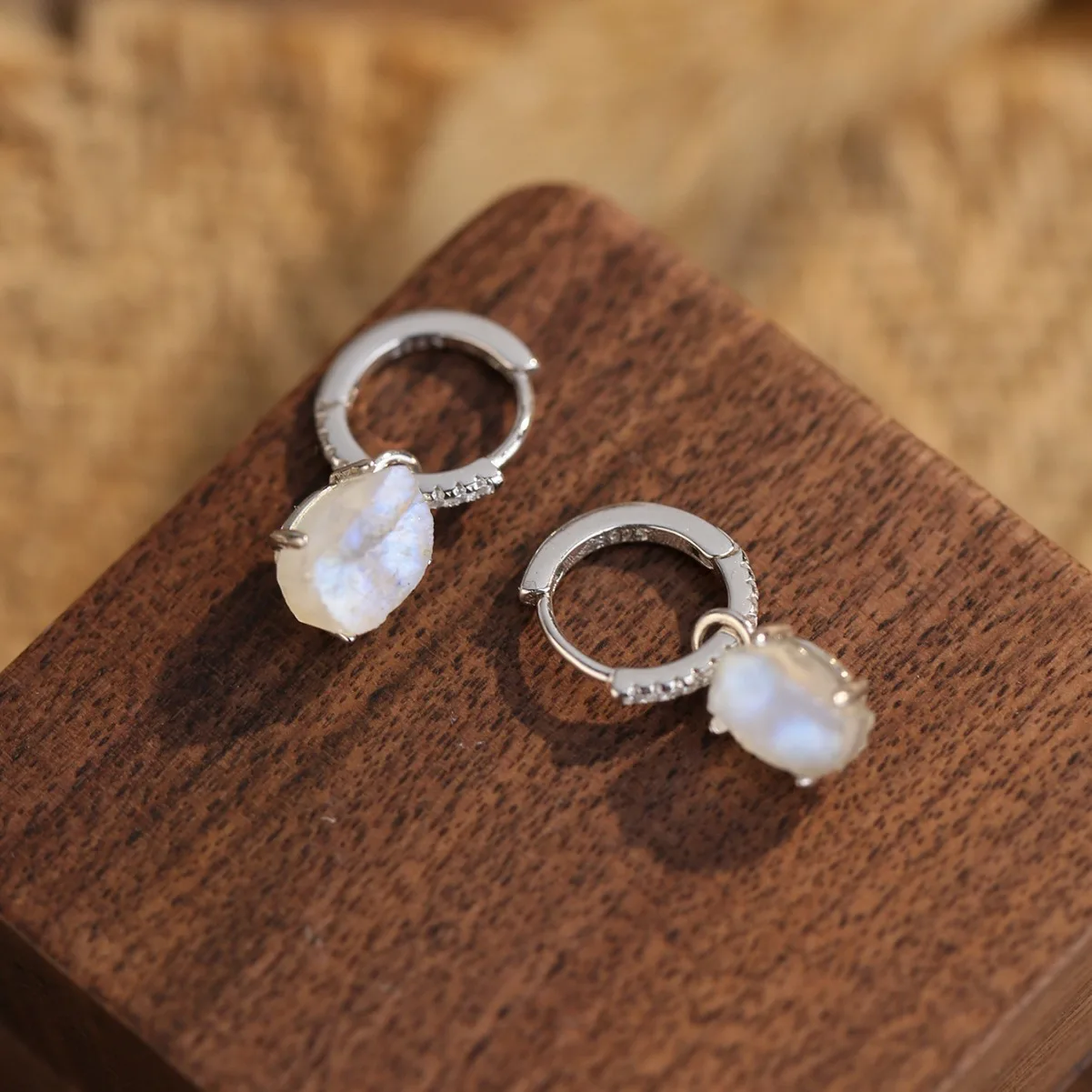 

Серьги из серебра 925 пробы с лунным камнем