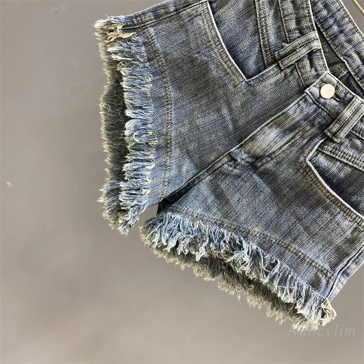 Рисунок 5 - Потертые модные джинсовые шорты для женщин