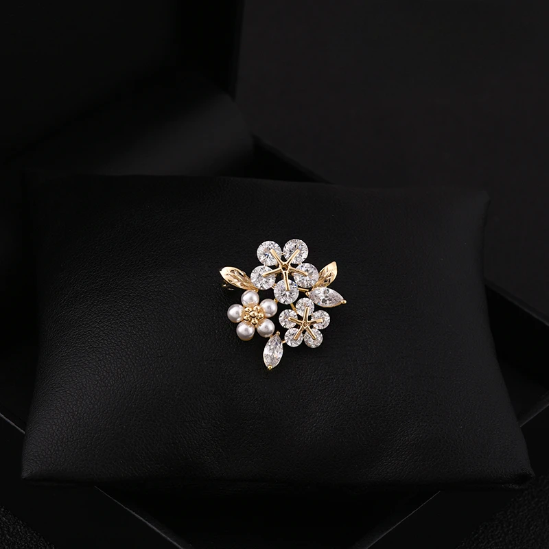 Luxury Crystal Flowers Small Brooch Suit Jacket Neckline Fixed Accessories Japanese Versatile Anti-Exposure Buckle Jewelry Pins