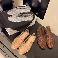 Nouvelles chaussures en gelée cristalline à bout en V, tendance, polyvalentes, confortables, à semelle plate, sandales décontractées pour femmes 2