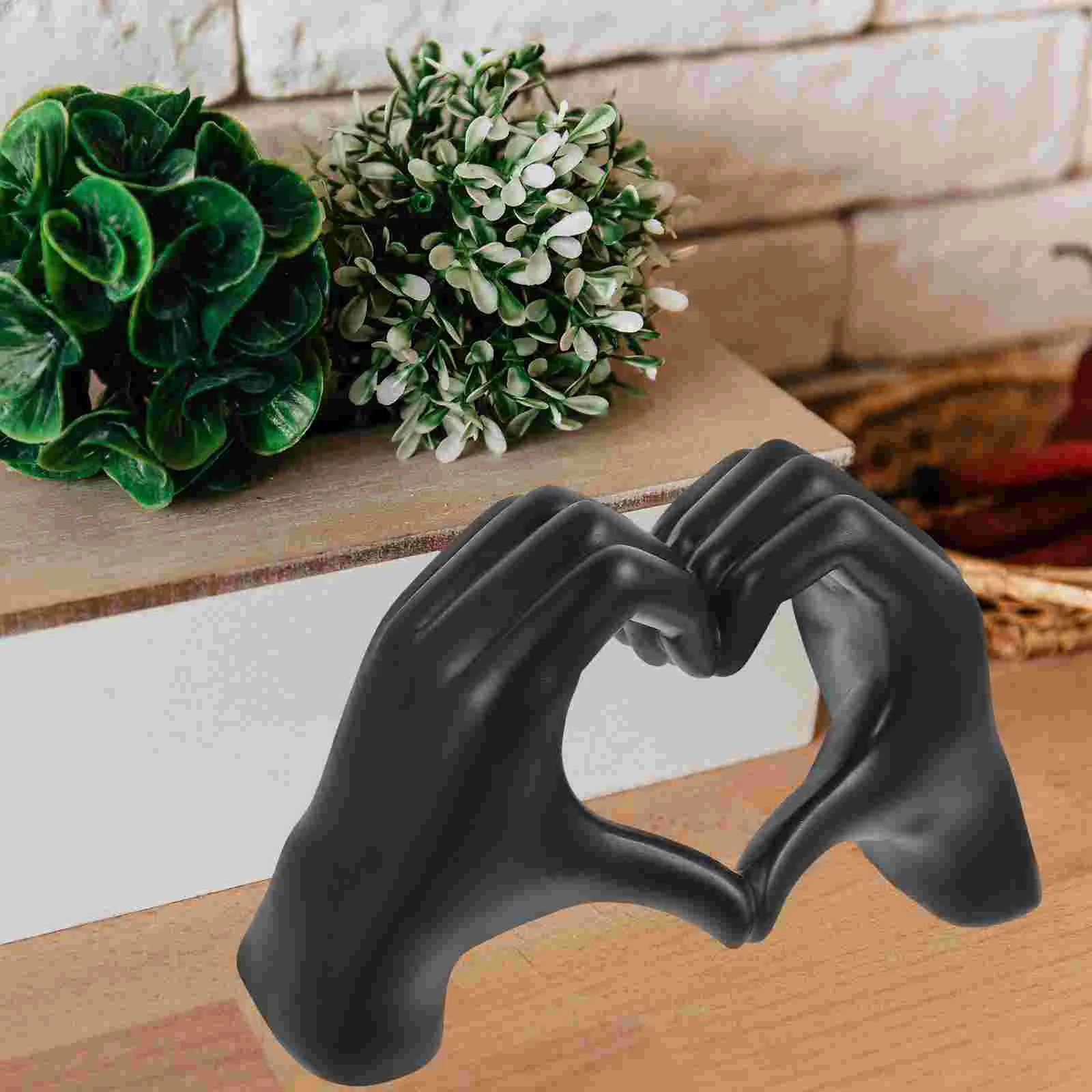 

Love Hand Gesture Statue Resin Craft Table Decoration Nordic Style Heart Shape Ornament