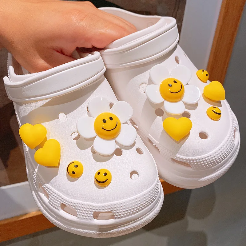 

DIY Smiley Flower Croc Charms Designer Fashion Cute Cartoon Sun Flower Quality All-match Shoes Charms for Croc Finished Product