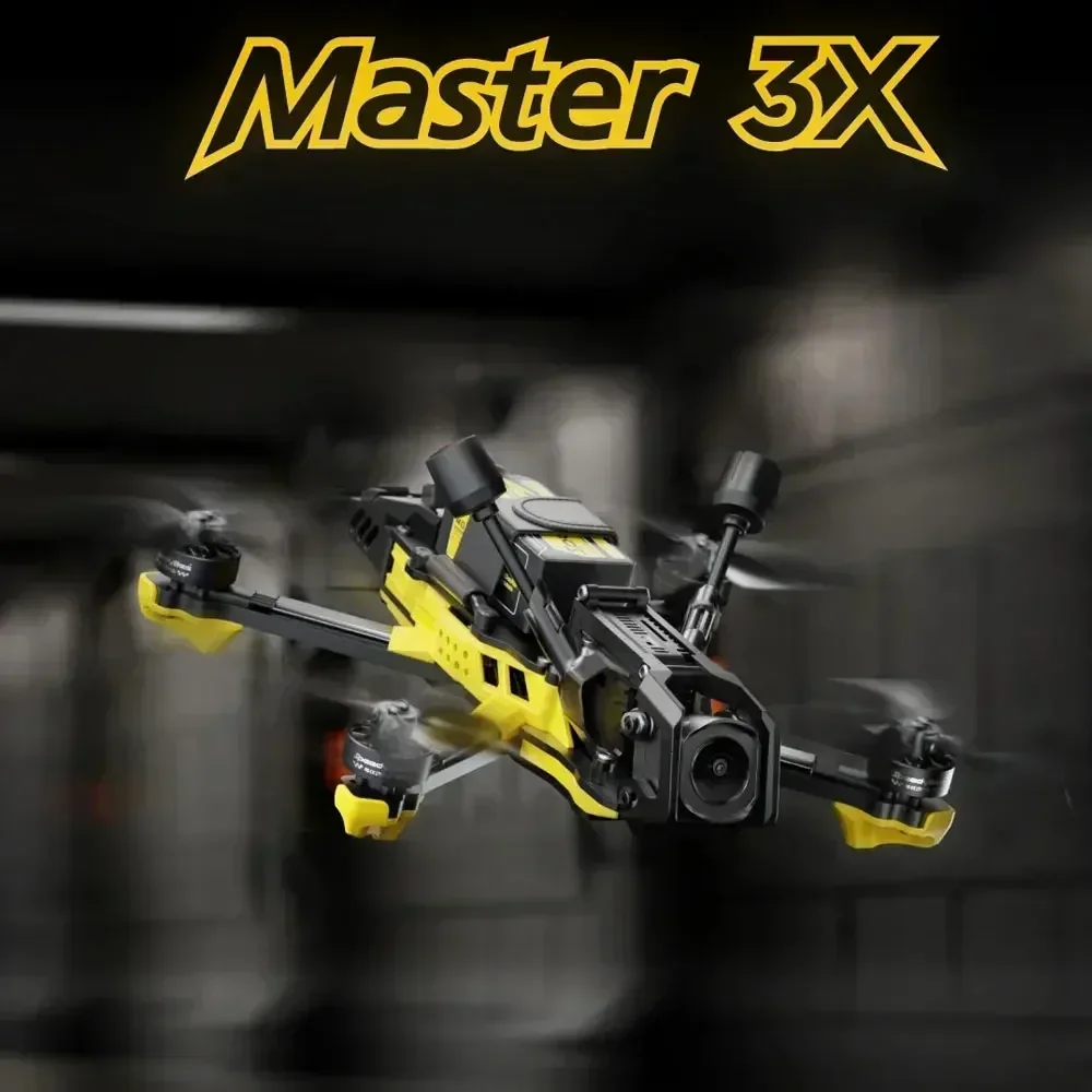 Vue rapprochée du drone FPV de course, tête aluminium et connecteurs ELRS.