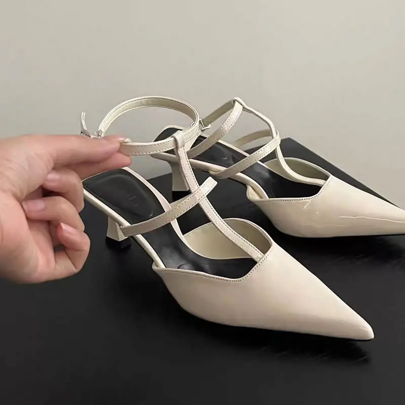 Рисунок 2 - Женские босоножки с острым носком