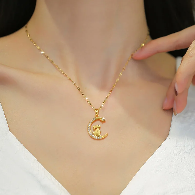 le coup d'une femme portant un collier acier inoxydable avec pendentif lapin lune