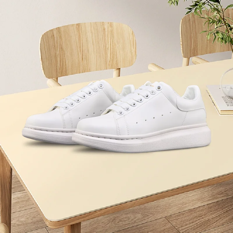 The new fashionable white leather sports shoes are stylish, novel and versatile. They are simple yet retain the sporty style.