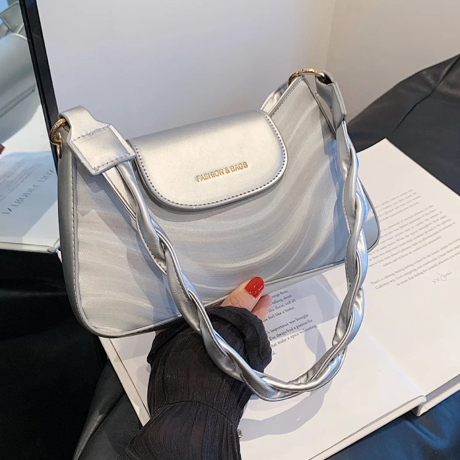 

2024 new boutique texture underarm female fashion silver small square women bag fashion style single shoulder cross-body bag
