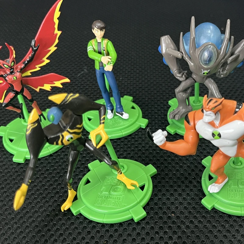 Genuine Ben10 Anime Figure Doll Ben Tennyson 10 Monster Figure Toys Ben Young Hacker Omnitrix Table Ornaments Regali Per Bambini