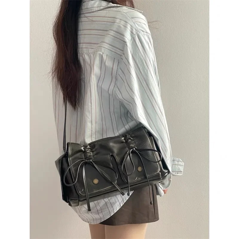 

Роскошные дизайнерские сумки и кошельки для женщин, новинка 2024, плиссированная сумка через плечо из потертой искусственной кожи с заклепками и бантом на подмышках