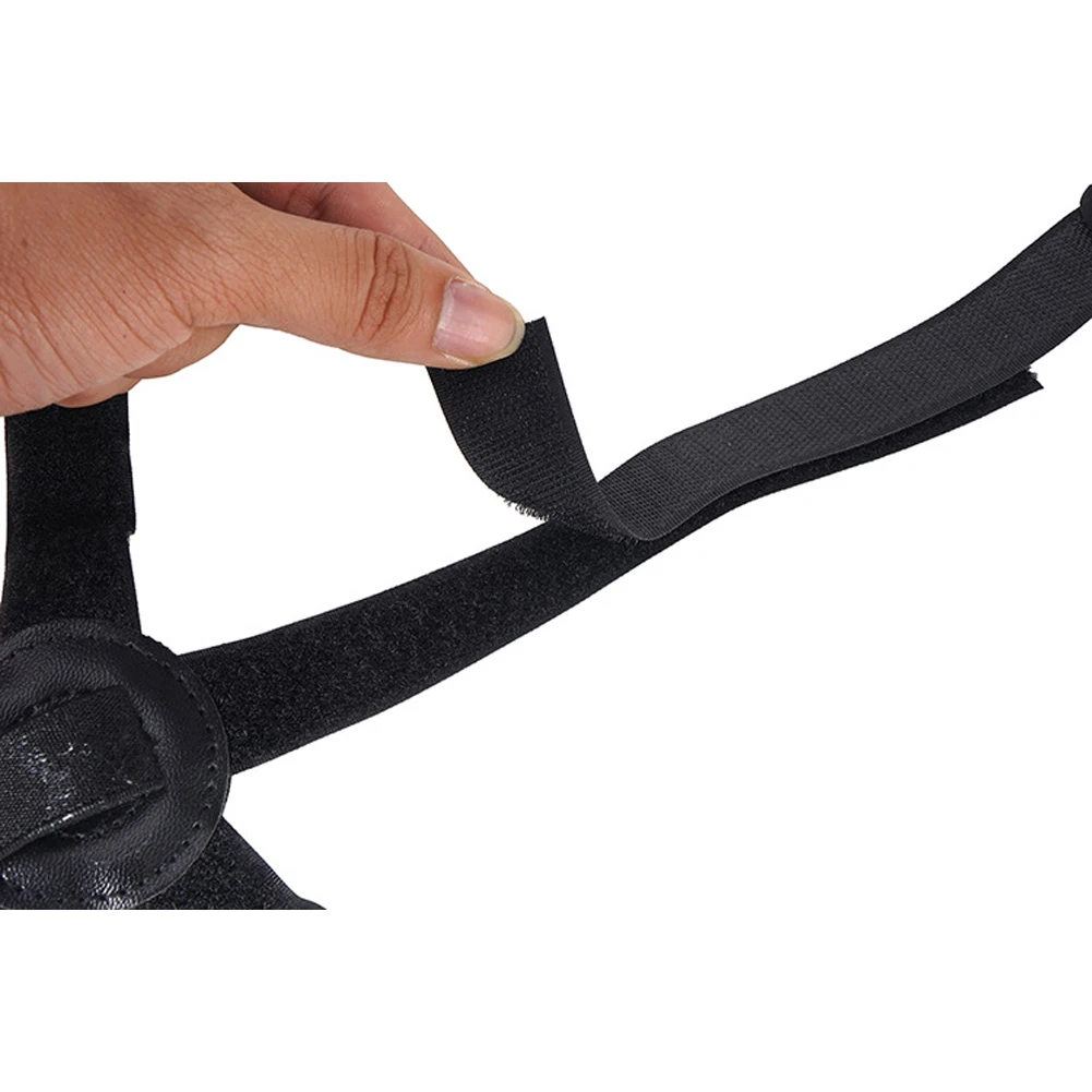 Détail de l'attache du ballon de football à la ceinture