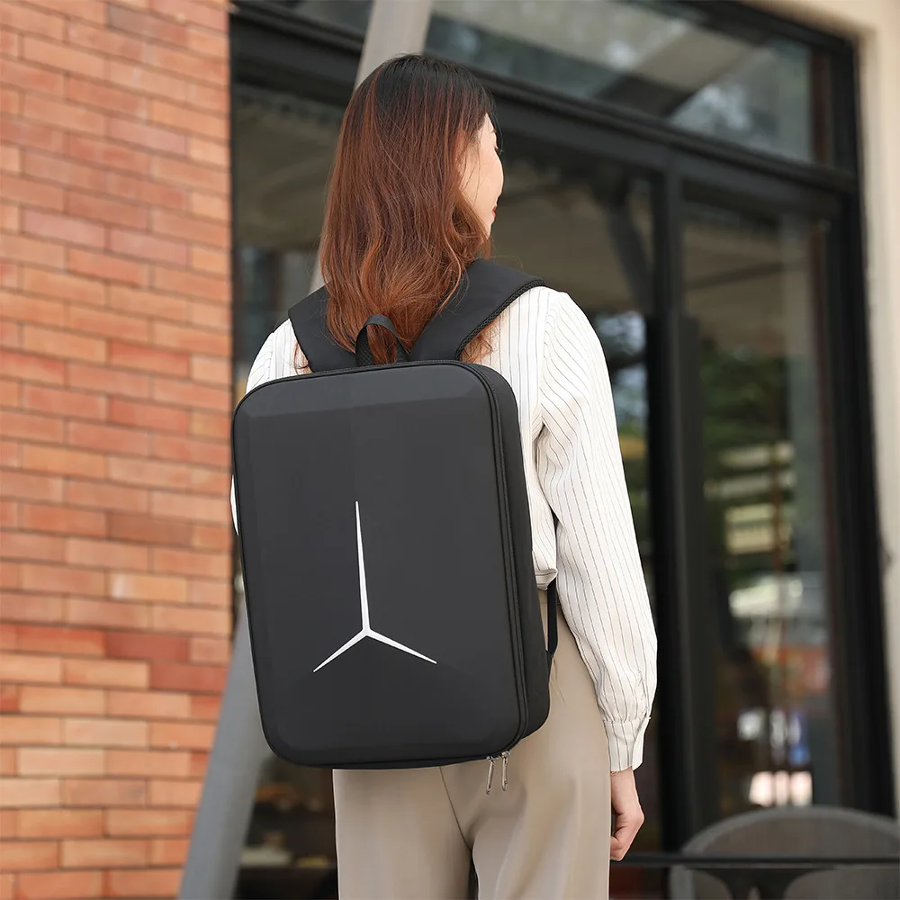 Intérieur du sac à dos de transport pour DJI MAVIC 4 PRO montrant les compartiments moulés pour drone, contrôleur et accessoires