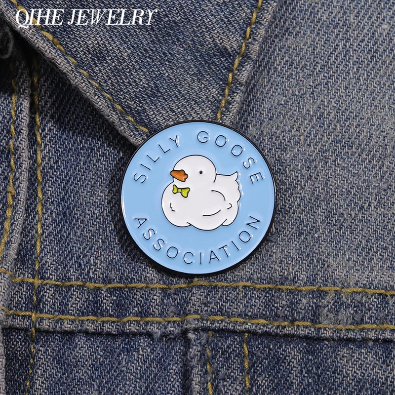 Dumme Gans Assoziation Emaille Pins Cartoon niedlichen Tier Broschen Rucksack Revers Abzeichen Schmuck Zubehör Geschenk für Kinder Freunde