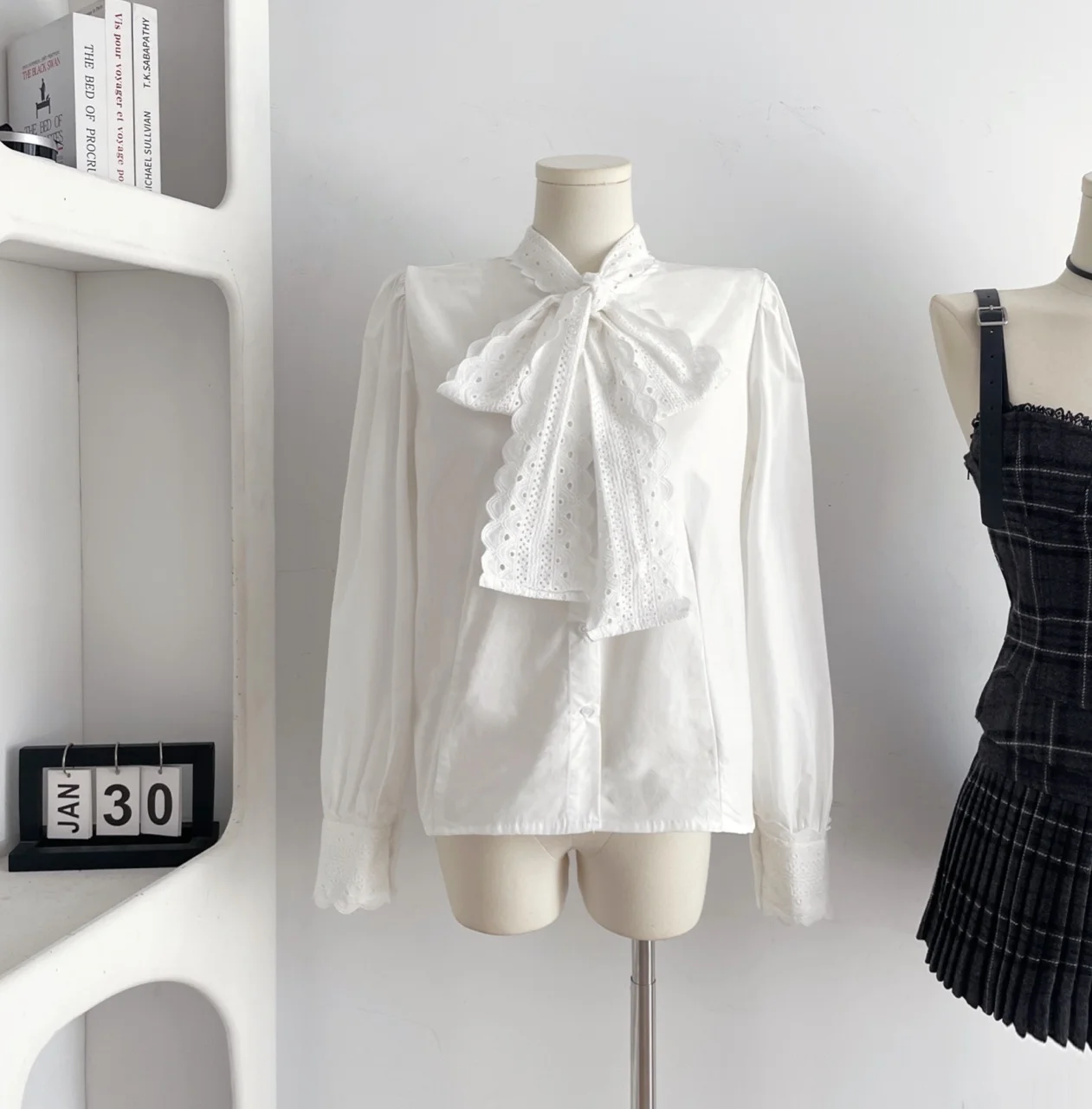 Conjunto de 3 piezas estilo retro coreano de otoño para mujer, camisa blanca, chaleco de tirantes y falda plisada, diseño de estilo universitario, moda Y2K.