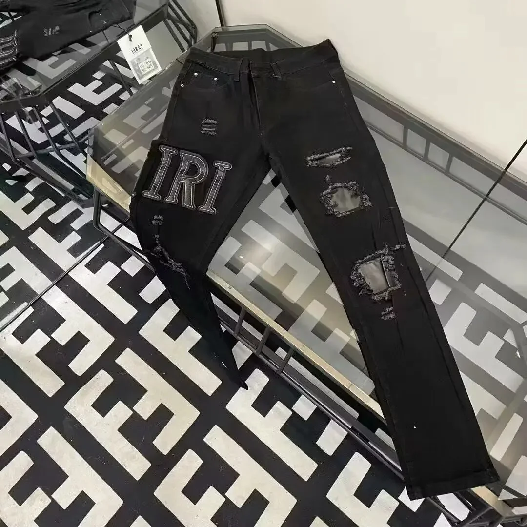 Jeans slim fit patchwork effetto consumato ricamato alla moda Pantaloni lunghi alla moda di fascia alta da uomo Streetwear personalizzabile