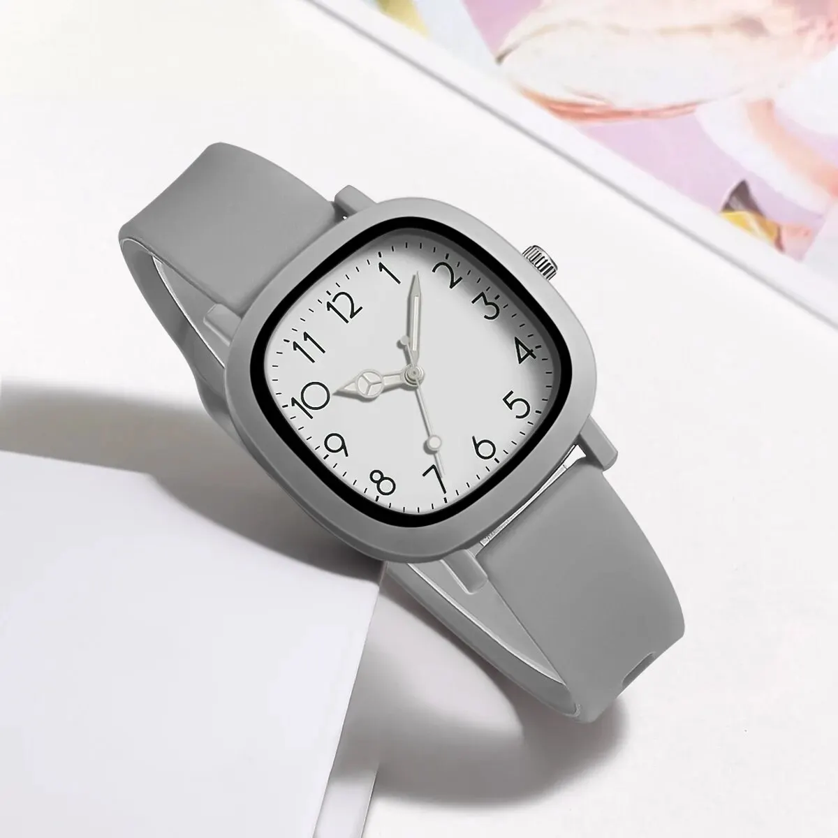 Elegant Silicone Strap Women's Quartz Watch with Arabic Numerals