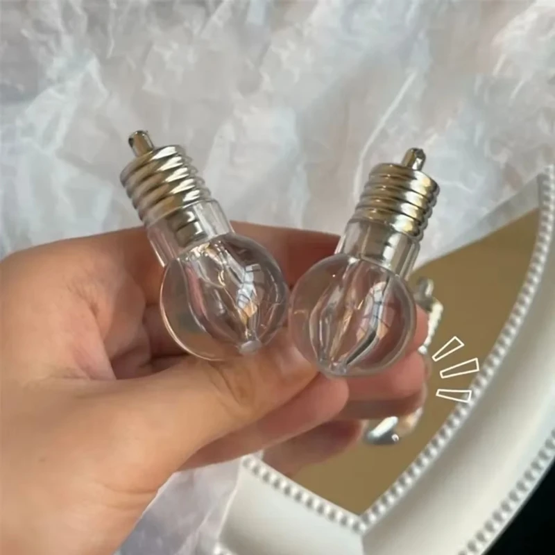 2pcs 여성을위한 새로운 재미 있은 빛나는 머리핀 조명 전구 모양 헤어 클립 이상한 크리 에이 티브 파티 머리핀 소녀 헤어 액세서리