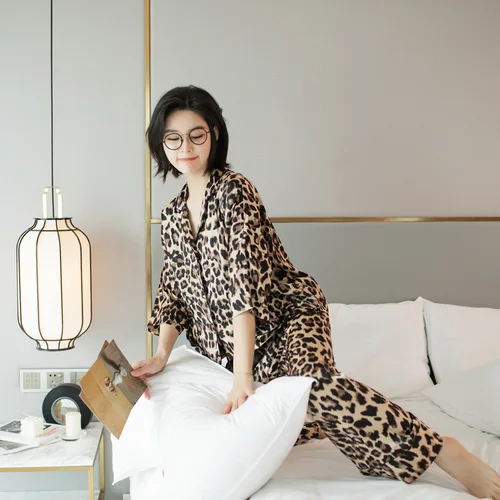 같은 스타일 남성 여성 레오파드 잠옷 옷깃 잠옷 연인 홈 의류 Nightwear 셔츠 바지 아이스 실크 커플 2Pcs 3